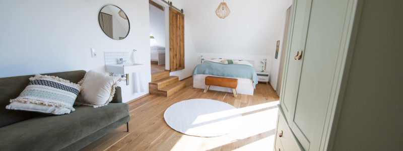 viereinhalb eichen niederrhein nordrhein-westfalen ferienwohnung gartenparadies siedlungshof kulturdenkmal biologische dachdaemmung massivholzmoebel pv-anlage wohnung bienenstock schlafzimmer