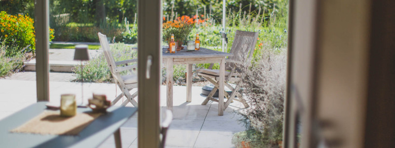viereinhalb eichen niederrhein nordrhein-westfalen ferienwohnung gartenparadies siedlungshof kulturdenkmal biologische dachdaemmung massivholzmoebel pv-anlage wohnung schwalbennest terrasse von innen
