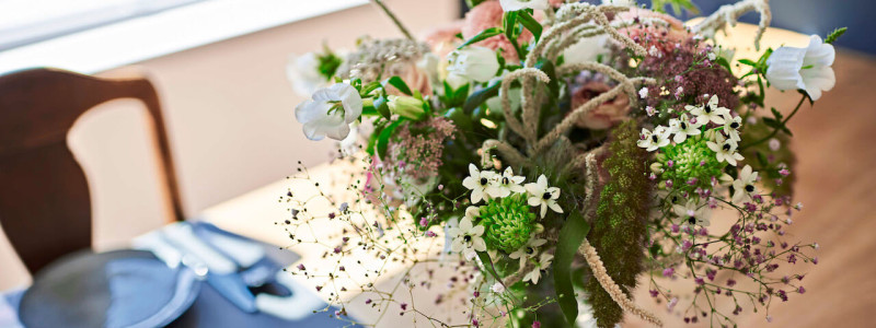 nachhaltige unterkunft villa anna speyer bed and breakfast chambres dhotes staedtetrip gastgeber sein gaeste in den eigenen vier wänden denkmalsanierung bio fruehstueck urlaub in deutschland in der pfalz in der stadt esstisch blumen