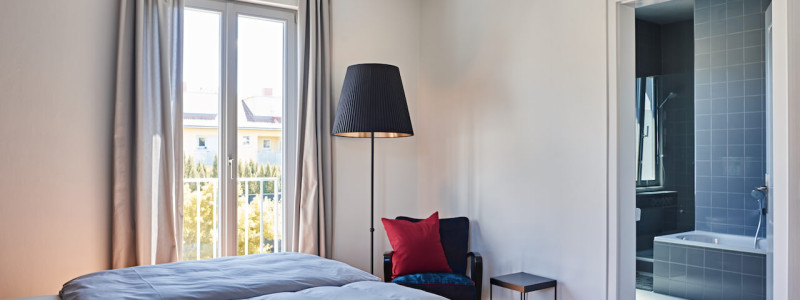 nachhaltige unterkunft villa anna speyer bed and breakfast chambres dhotes staedtetrip gastgeber sein gaeste in den eigenen vier wänden denkmalsanierung bio fruehstueck urlaub in deutschland in der pfalz in der stadt zimmer drei 38 blick vom schlafzimmer ins bad