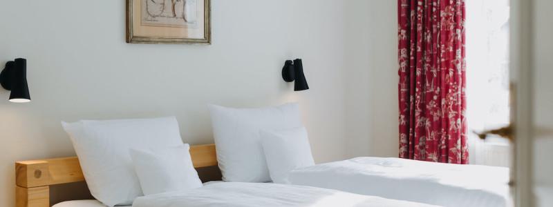 villa breitenberg bayerischer wald nachhaltige unterkunft boutiquie hotel ferienwohnung natur berge ruhe biologische kueche kultur seminare yoga retreats hochzeiten doppelzimmer bett