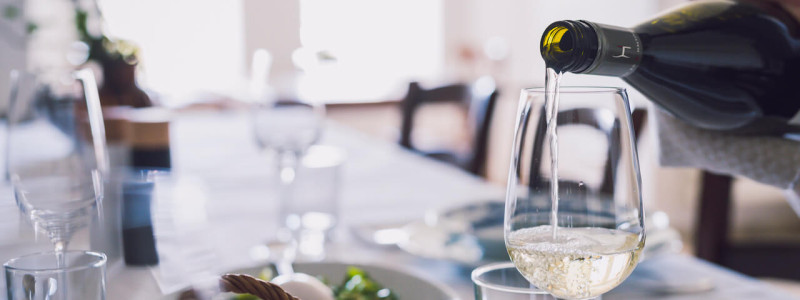 villa breitenberg bayerischer wald nachhaltige unterkunft boutiquie hotel ferienwohnung natur berge ruhe biologische kueche kultur seminare yoga retreats hochzeiten weinflasche