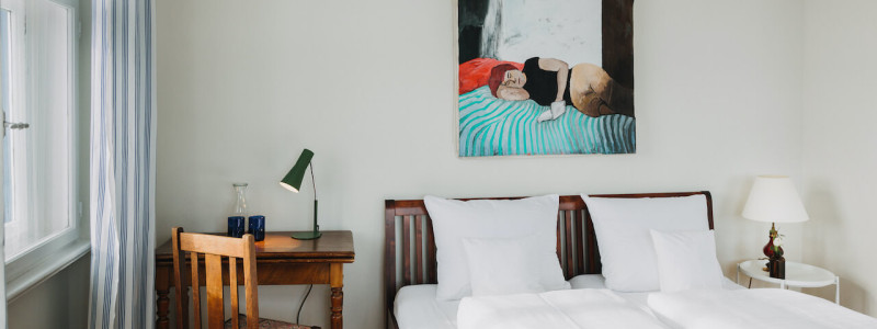 villa breitenberg bayerischer wald nachhaltige unterkunft boutiquie hotel ferienwohnung natur berge ruhe biologische kueche kultur seminare yoga retreats hochzeiten doppelzimmer schlafende dame gemaelde