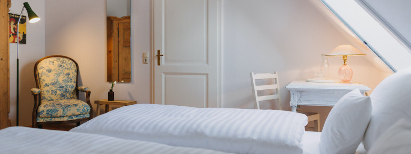 villa breitenberg bayerischer wald nachhaltige unterkunft boutiquie hotel ferienwohnung natur berge ruhe biologische kueche kultur seminare yoga retreats hochzeiten doppelzimmer classic