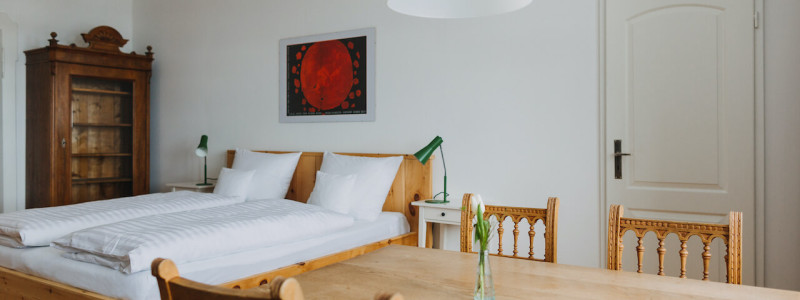 villa breitenberg bayerischer wald nachhaltige unterkunft boutiquie hotel ferienwohnung natur berge ruhe biologische kueche kultur seminare yoga retreats hochzeiten apartment dachgeschoss