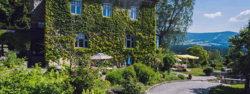 villa breitenberg bayerischer wald nachhaltige unterkunft boutiquie hotel ferienwohnung natur berge ruhe biologische kueche kultur seminare yoga retreats hochzeiten frontansicht efeu