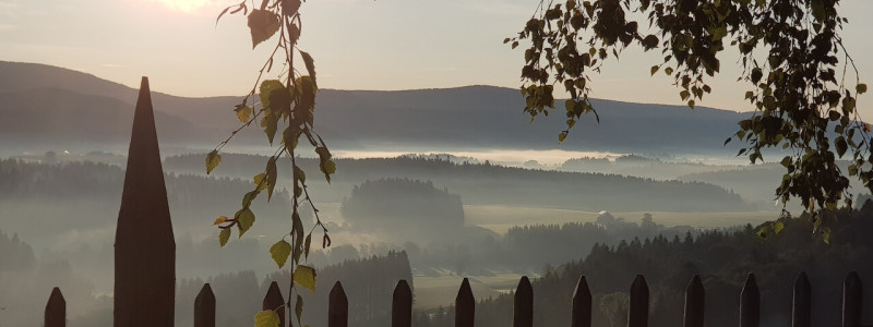 villa breitenberg bayerischer wald nachhaltige unterkunft boutiquie hotel ferienwohnung natur berge ruhe biologische kueche kultur seminare yoga retreats hochzeiten blick in die berge nebel