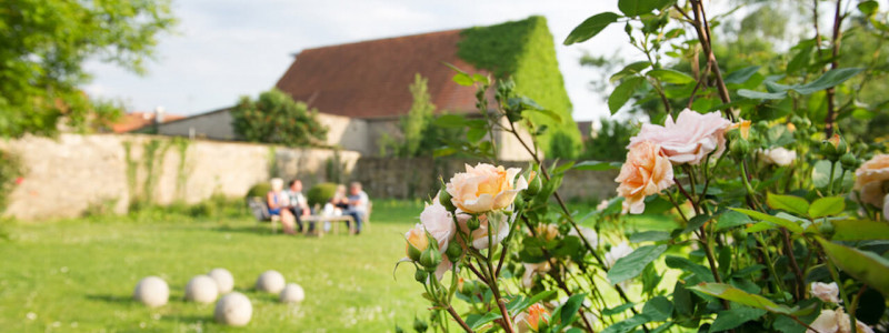 nachhaltige unterkuenfte in deutschland urlaub in der natur auf dem land am fluss ruhig wein bed and breakfast villa sommerach rosen garten