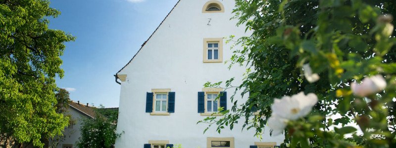 nachhaltige unterkuenfte in deutschland urlaub in der natur auf dem land am fluss ruhig wein bed and breakfast villa sommerach denkmalschutz hausansicht garten