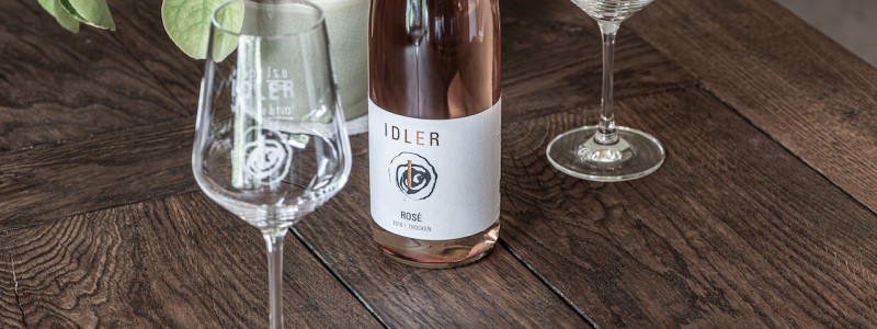 weingut idler bio appartment biologisches weingut remstal weinregion mondholz zirbenholz natuerliche materialien moderne architektur weinberge wandern radfahren kanufahren kultur weinarchitektur urlaubsarchitektur tisch wein glaeser