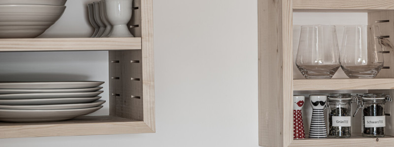 weingut idler bio appartment biologisches weingut remstal weinregion mondholz zirbenholz natuerliche materialien moderne architektur weinberge wandern radfahren kanufahren kultur weinarchitektur urlaubsarchitektur innenaufnahme kueche detail regal