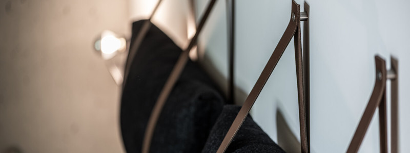 weingut idler bio appartment biologisches weingut remstal weinregion mondholz zirbenholz natuerliche materialien moderne architektur weinberge wandern radfahren kanufahren kultur weinarchitektur urlaubsarchitektur detail kopfteil