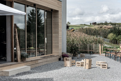 weingut idler bio appartment biologisches weingut remstal weinregion mondholz zirbenholz natuerliche materialien moderne architektur weinberge wandern radfahren kanufahren kultur weinarchitektur urlaubsarchitektur aussenaufnahme weingut