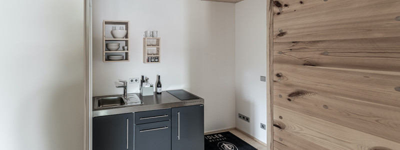 weingut idler bio appartment biologisches weingut remstal weinregion mondholz zirbenholz natuerliche materialien moderne architektur weinberge wandern radfahren kanufahren kultur weinarchitektur urlaubsarchitektur innenaufnahme kueche