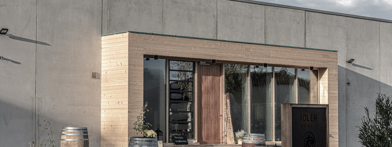weingut idler bio appartment biologisches weingut remstal weinregion mondholz zirbenholz natuerliche materialien moderne architektur weinberge wandern radfahren kanufahren kultur weinarchitektur urlaubsarchitektur aussenaufnahme weingut