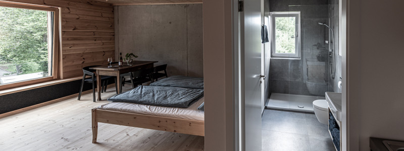 weingut idler bio appartment biologisches weingut remstal weinregion mondholz zirbenholz natuerliche materialien moderne architektur weinberge wandern radfahren kanufahren kultur weinarchitektur urlaubsarchitektur bett bad