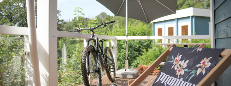 werkmeisters huette sankt andreasberg oberharz ferienhaus berghuette upcycling alte moebel handgemacht holz liegestuhl bike