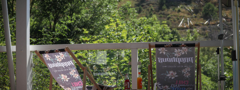 werkmeisters huette sankt andreasberg oberharz ferienhaus berghuette upcycling alte moebel handgemacht holz terrasse liegestuehle matthias schmidt berg