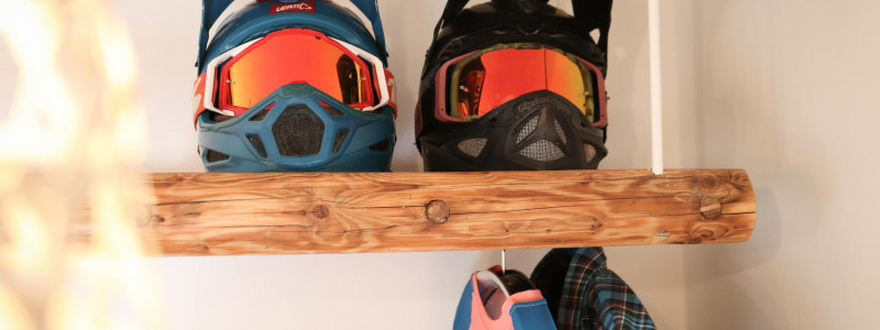 werkmeisters huette sankt andreasberg oberharz ferienhaus berghuette upcycling alte moebel handgemacht holz ablage garderobe bike helme