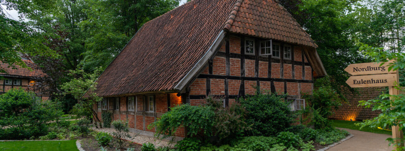 wildland natural resort hornbostel lueneburger heide suedheide niedersachsen hideaway denkmal nachhaltiges hotel gruen tagen feiern heiraten yoga retreat aussenfassade eines gebaeudes