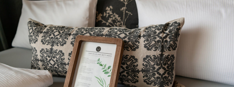 wildland natural resort hornbostel lueneburger heide suedheide niedersachsen hideaway denkmal nachhaltiges hotel gruen tagen feiern heiraten yoga retreat schlafzimmer bett kissen menue