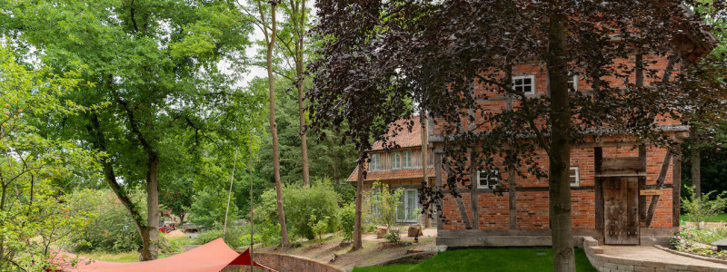 wildland natural resort hornbostel lueneburger heide suedheide niedersachsen hideaway denkmal nachhaltiges hotel gruen tagen feiern heiraten yoga retreat rotes zelt