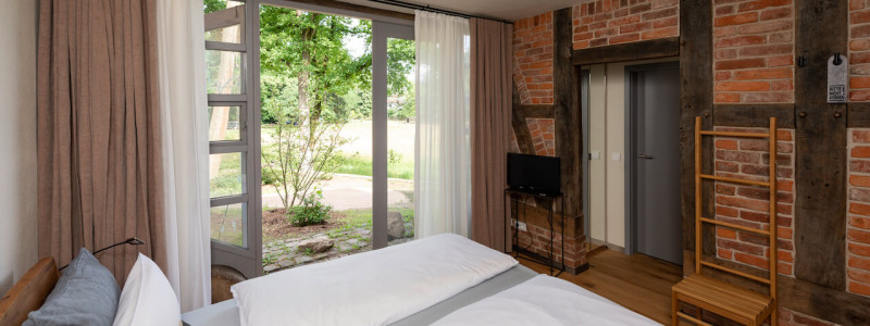 wildland natural resort hornbostel lueneburger heide suedheide niedersachsen hideaway denkmal nachhaltiges hotel gruen tagen feiern heiraten yoga retreat zimmer mit tuer ins gruene