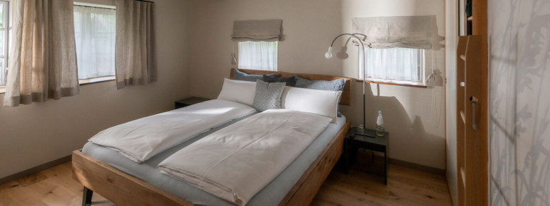 wildland natural resort hornbostel lueneburger heide suedheide niedersachsen hideaway denkmal nachhaltiges hotel gruen tagen feiern heiraten yoga retreat schlafzimmer beispiel