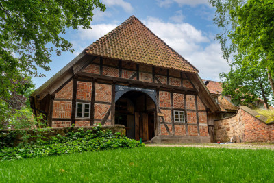 wildland natural resort hornbostel lueneburger heide suedheide niedersachsen hideaway denkmal nachhaltiges hotel gruen tagen feiern heiraten yoga retreat fachwerk aussenansicht